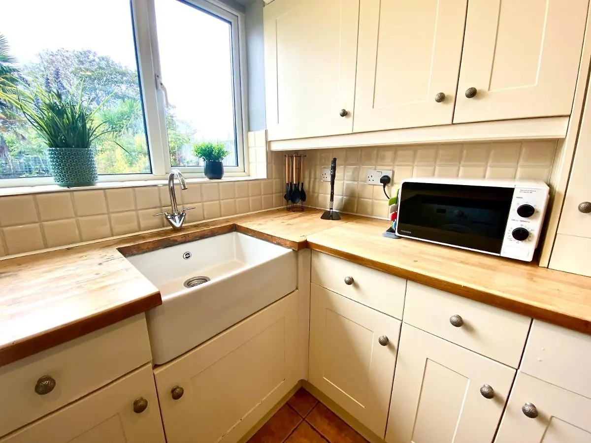 Great 4 Bedroom House - Great Location - Garden - Parking - Fast Wifi - Smart Tv - Newly Decorated - Sleeps Up To 8! Only 10 Mins Drive To Sandbanks Beach! Close To Poole & Bournemouth Holiday home