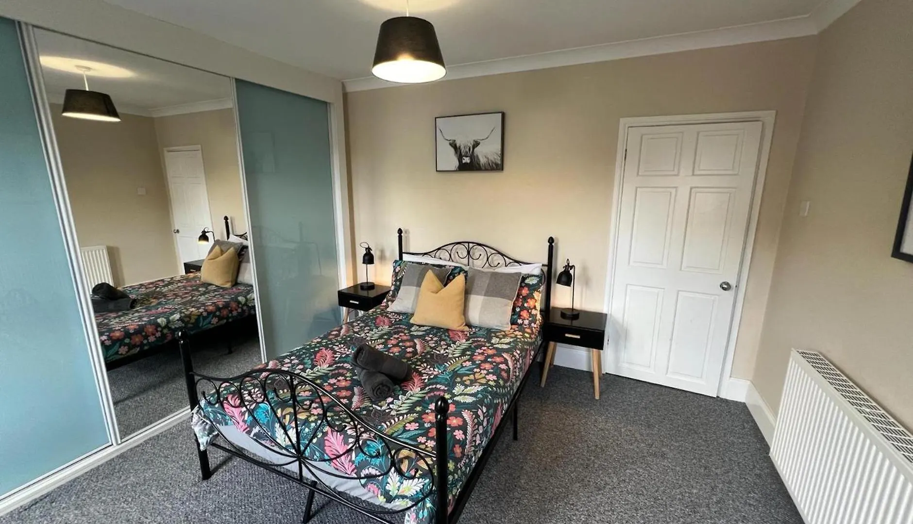 Holiday home Great 4 Bedroom House - Great Location - Garden - Parking - Fast Wifi - Smart Tv - Newly Decorated - Sleeps Up To 8! Only 10 Mins Drive To Sandbanks Beach! Close To Poole & Bournemouth