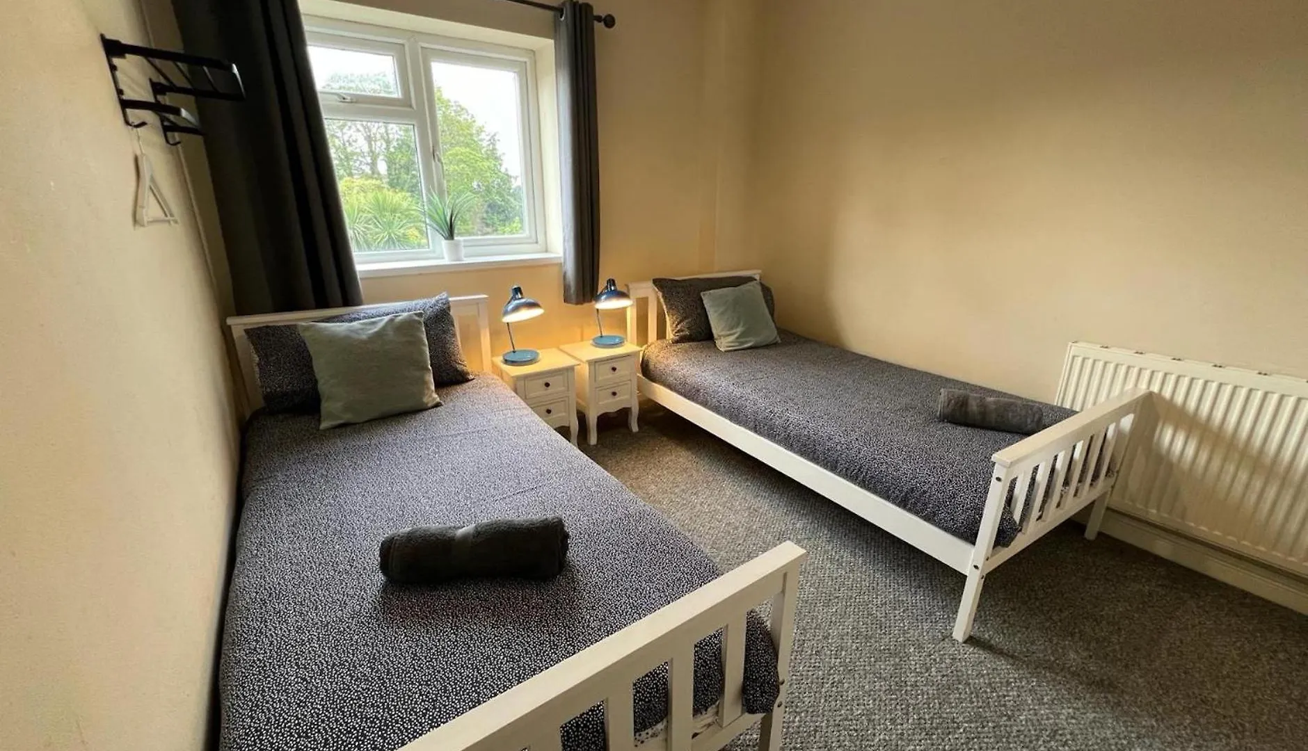 Great 4 Bedroom House - Great Location - Garden - Parking - Fast Wifi - Smart Tv - Newly Decorated - Sleeps Up To 8! Only 10 Mins Drive To Sandbanks Beach! Close To Poole & Bournemouth United Kingdom