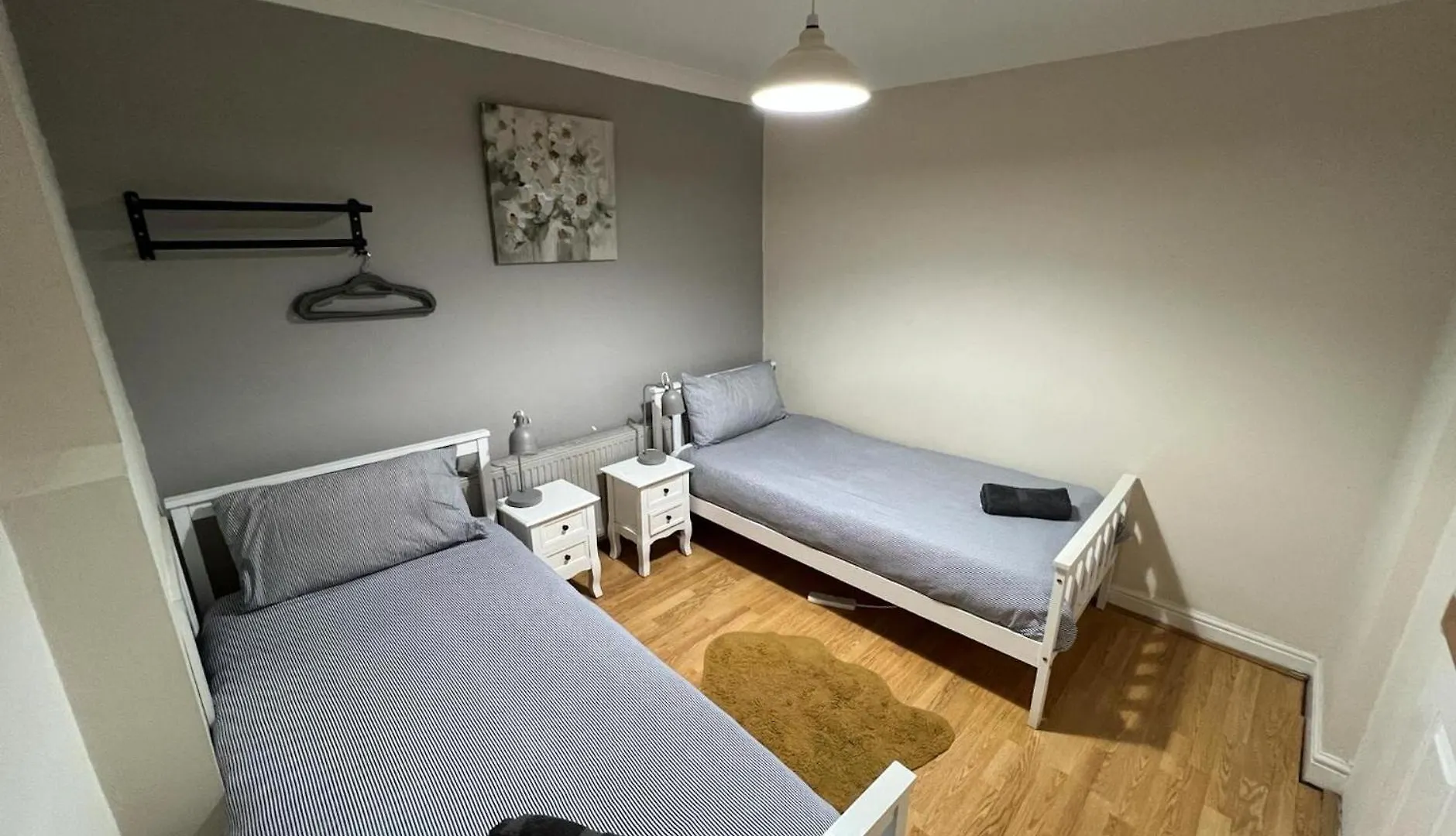 Holiday home Great 4 Bedroom House - Great Location - Garden - Parking - Fast Wifi - Smart Tv - Newly Decorated - Sleeps Up To 8! Only 10 Mins Drive To Sandbanks Beach! Close To Poole & Bournemouth