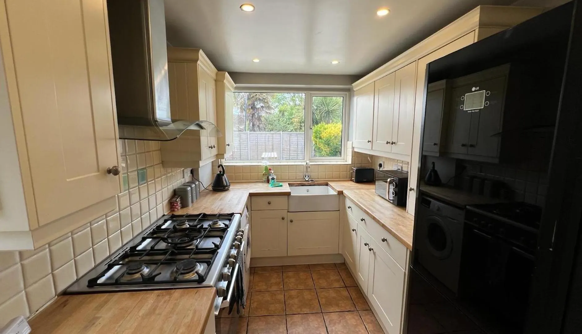 Great 4 Bedroom House - Great Location - Garden - Parking - Fast Wifi - Smart Tv - Newly Decorated - Sleeps Up To 8! Only 10 Mins Drive To Sandbanks Beach! Close To Poole & Bournemouth United Kingdom