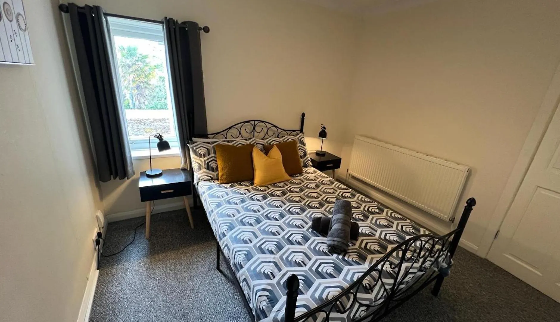 Great 4 Bedroom House - Great Location - Garden - Parking - Fast Wifi - Smart Tv - Newly Decorated - Sleeps Up To 8! Only 10 Mins Drive To Sandbanks Beach! Close To Poole & Bournemouth 0*,