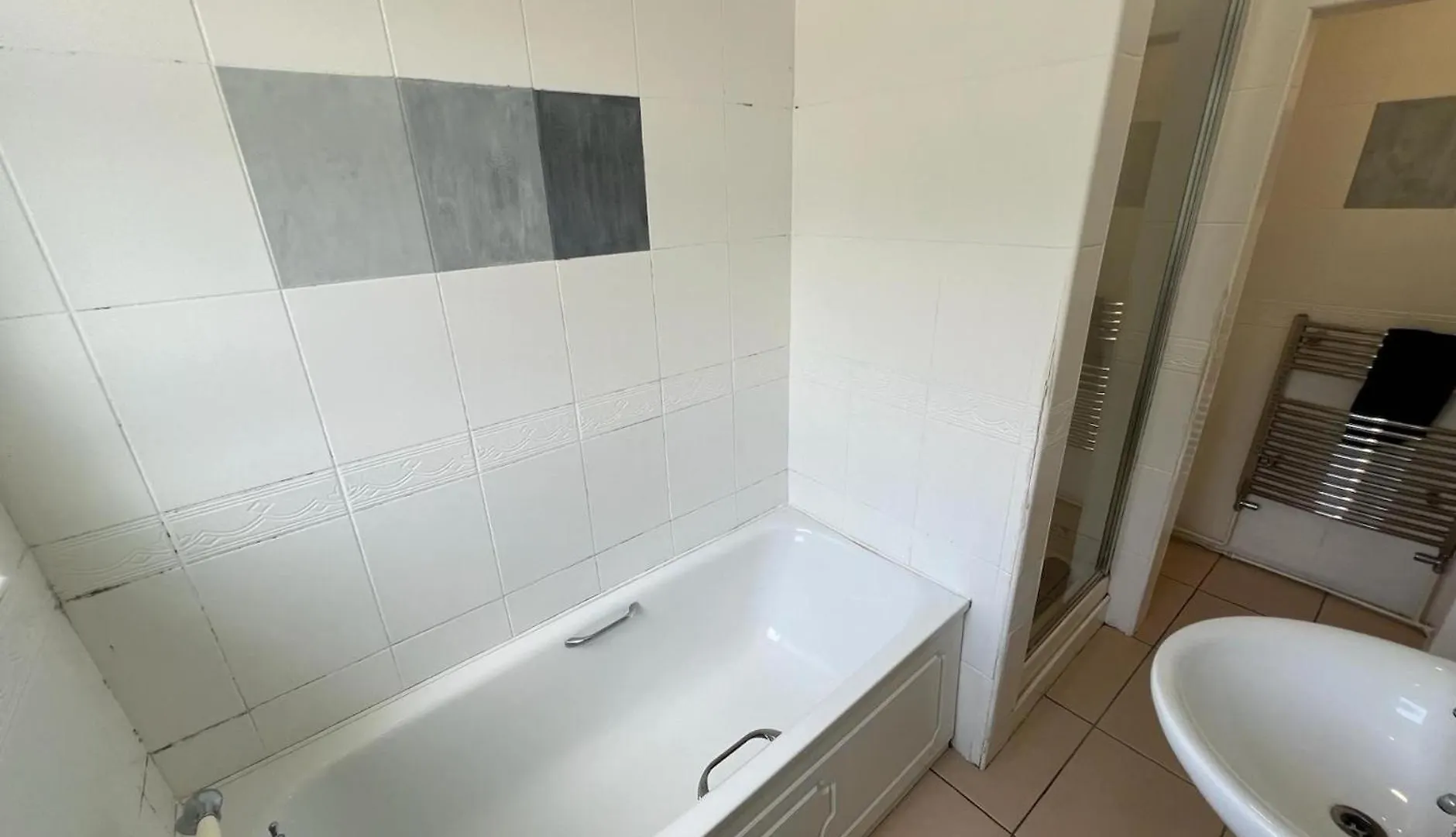 Great 4 Bedroom House - Great Location - Garden - Parking - Fast Wifi - Smart Tv - Newly Decorated - Sleeps Up To 8! Only 10 Mins Drive To Sandbanks Beach! Close To Poole & Bournemouth Holiday home